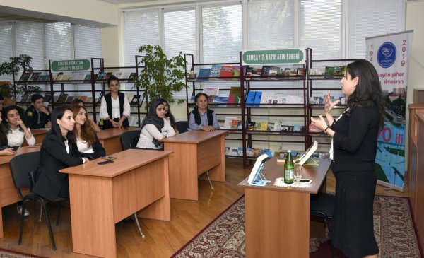 Sumqayıtda yazıçı Günel Eyvazlı ilə görüş keçirilib, mühazirəsi dinlənilib - FOTOLAR