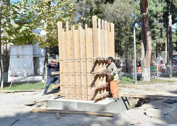 Sumqayıtda "Nizami"nin heykəlini bazardan köçürürlər : sənaye şəhərində iki sürpriz bir gündə olacaq (FOTO)