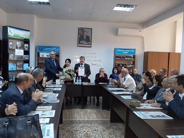 Sumqayıtlı yazar Rafiq Odayla oxucuların görüşü keçirilib - FOTOLAR