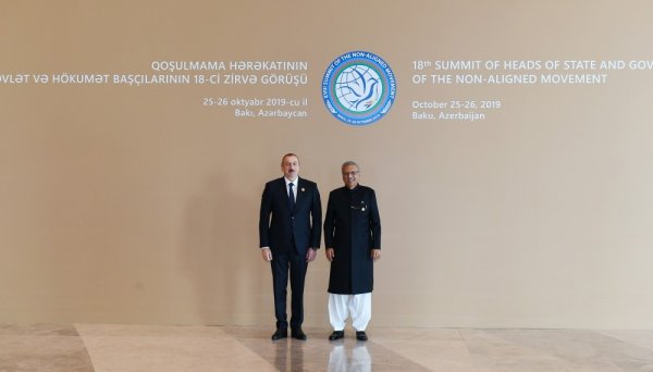 Prezidenti Zirvə Görüşündə iştirak edənləri belə qarşıladı - FOTOLAR