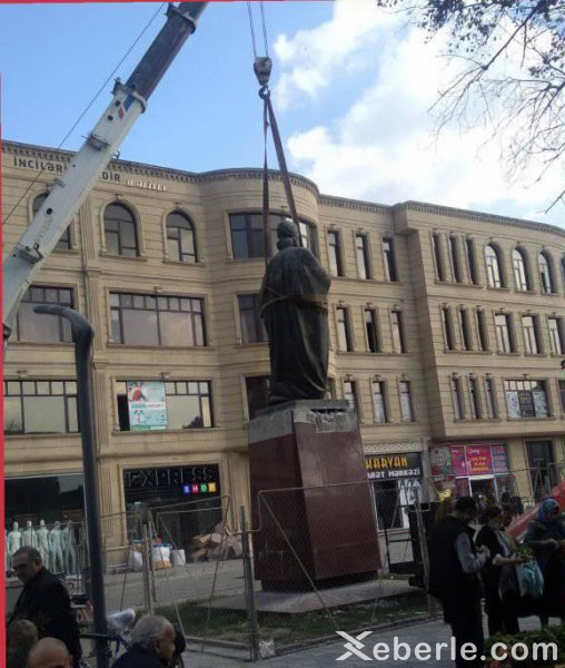 Sumqayıtda  Nizami Gəncəvinin heykəli bazar ətrafından belə götürüldü -FOTO