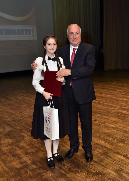 “Sumqayıtın tarixi və bu günü: məktəblilərin gözü ilə” müsabiqəsinin qalibləri mükafatlandırıldı - FOTOLAR “Sumqayıtın tarixi və bu günü: məktəblilərin gözü ilə” müsabiqəsinin qalibləri mükafatlandırıldı - FOTOLAR