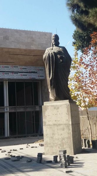 Sumqayıtda Nizami Gəncəvinin abidəsi köçürülüb - FOTO