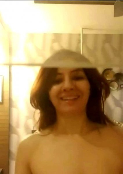 Baş naziri tənqid edən müğənninin intim görüntüləri yayıldı (FOTO)