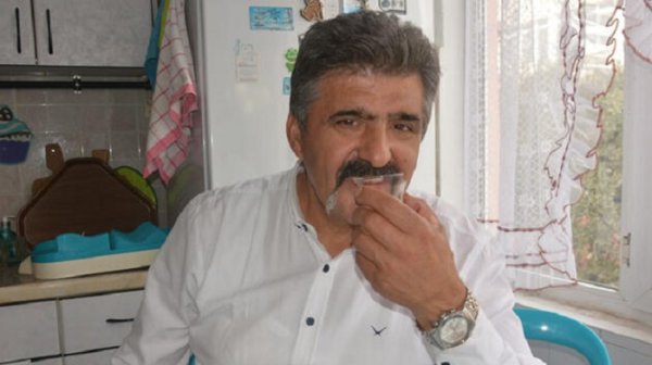 40 ildir şüşə yeyən kişi - FOTO
