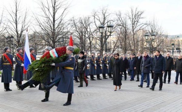 Mehriban Əliyeva Moskvada naməlum əsgərin məzarını ziyarət edib