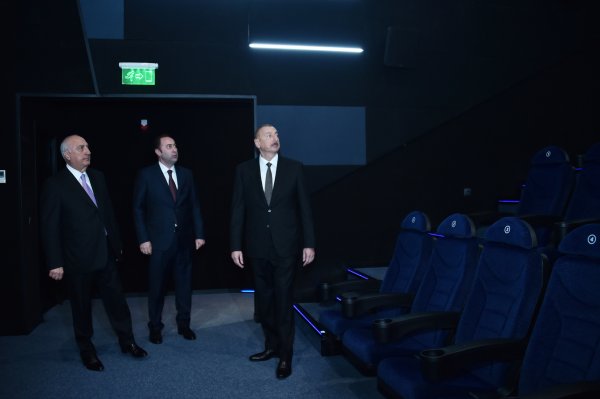 İlham Əliyev Sumqayıtda “Nizami” kinoteatrında – FOTOLAR