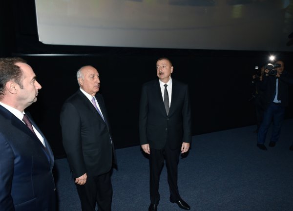 İlham Əliyev Sumqayıtda “Nizami” kinoteatrında – FOTOLAR