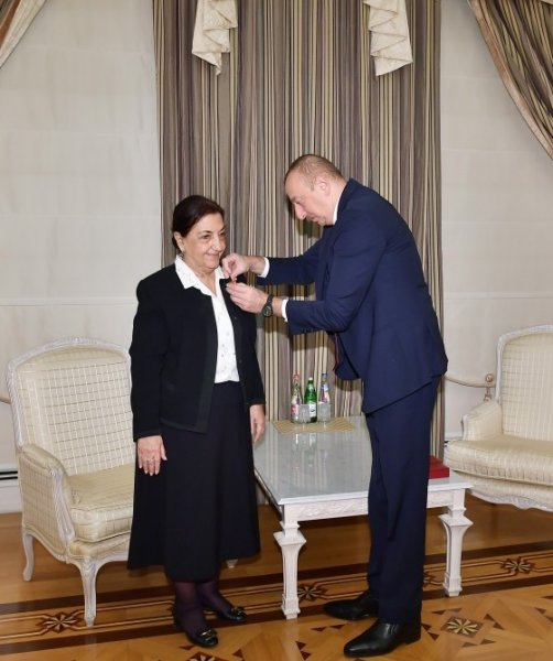 Prezident Dilarə Seyidzadəyə “Şərəf” ordenini təqdim etdi - FOTO