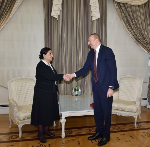 Prezident Dilarə Seyidzadəyə “Şərəf” ordenini təqdim etdi - FOTO
