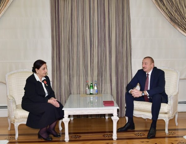 Prezident Dilarə Seyidzadəyə “Şərəf” ordenini təqdim etdi - FOTO