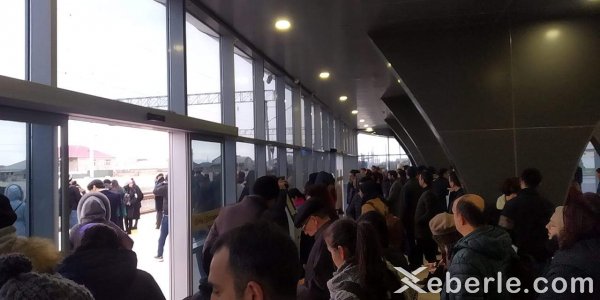 Sumqayıt qatarında problem yarandı: yüzlərlə insan yolda qaldı -FOTO