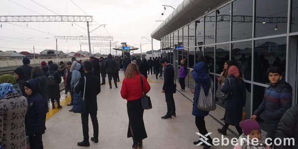 Sumqayıt qatarında problem yarandı: yüzlərlə insan yolda qaldı -FOTO