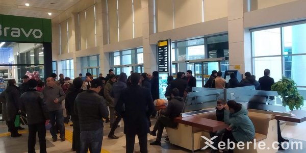 Sumqayıt qatarında problem yarandı: yüzlərlə insan yolda qaldı -FOTO