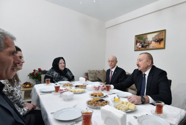 İlham Əliyev Şamaxı sakininin evində - FOTOLAR