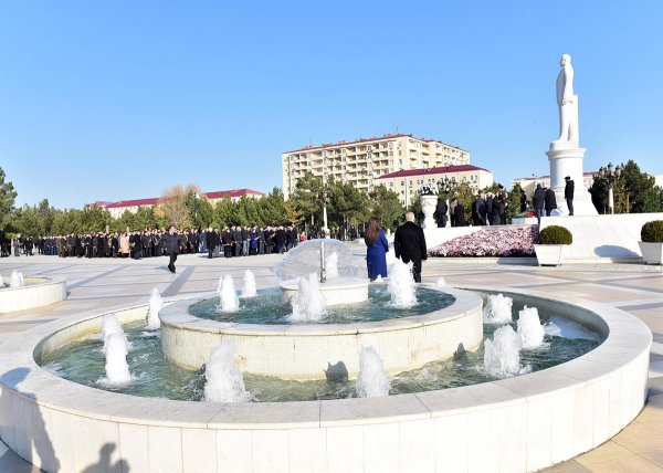 Sumqayıtda Heydər Əliyevin anım mərasimi keçirilib – FOTOLAR