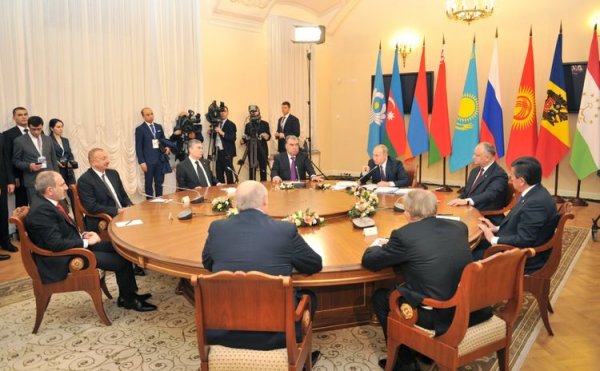 İlham Əliyev MDB dövlət başçılarının qeyri-rəsmi görüşünə qatıldı - FOTO