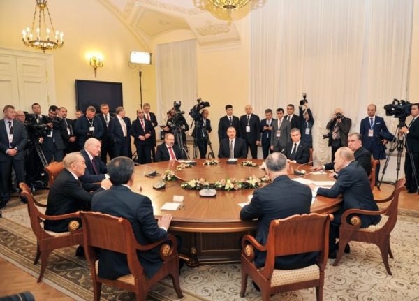 İlham Əliyev MDB dövlət başçılarının qeyri-rəsmi görüşünə qatıldı - FOTO
