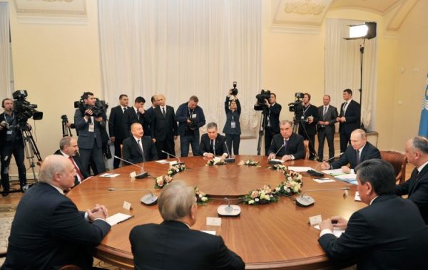 İlham Əliyev MDB dövlət başçılarının qeyri-rəsmi görüşünə qatıldı - FOTO
