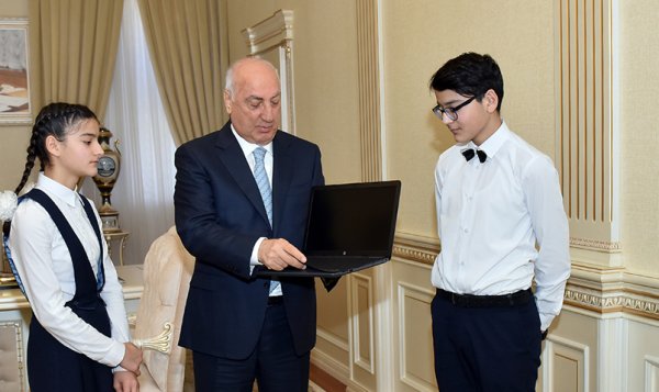 Prezident sumqayıtlı məktəblilərə hədiyyə göndərdi - FOTO