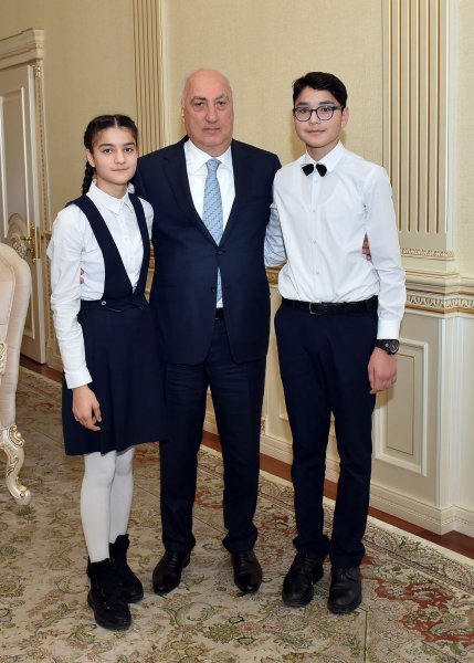 Prezident sumqayıtlı məktəblilərə hədiyyə göndərdi - FOTO