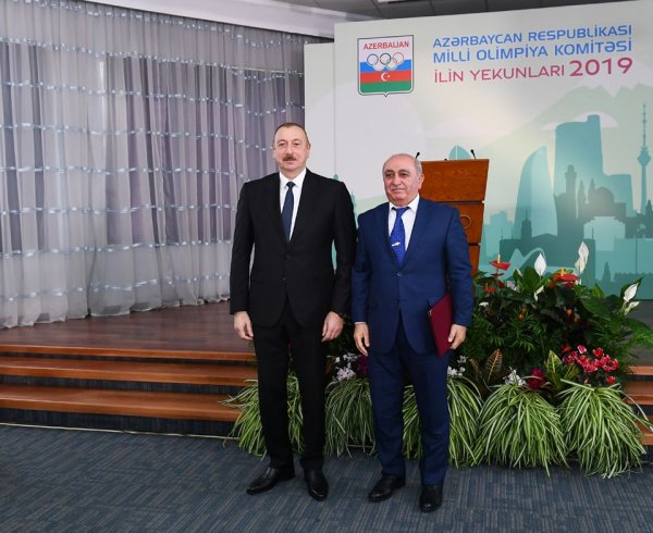 Prezident Sumqayıtlı tanınmış idmançı Qərib Əliyevə mənzil hədiyyə etdi