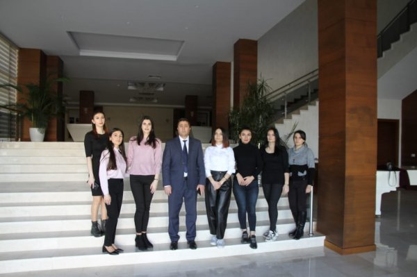 Xızıda “Günəşim” kukla teatrı “Qırmızı papaq” tamaşasını nümayiş etdirib - FOTO Xızıda “Günəşim” kukla teatrı “Qırmızı papaq” tamaşasını nümayiş etdirib - FOTO
