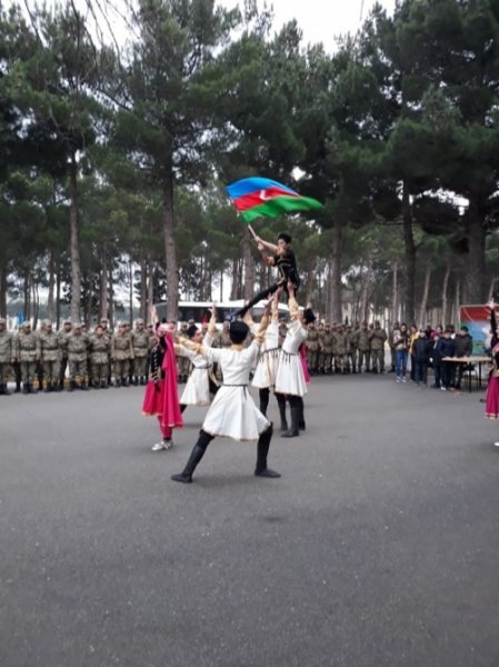 Sumqayıt kimyaçıları əsgərlərlə birlikdə bayram şənliyində - FOTO
