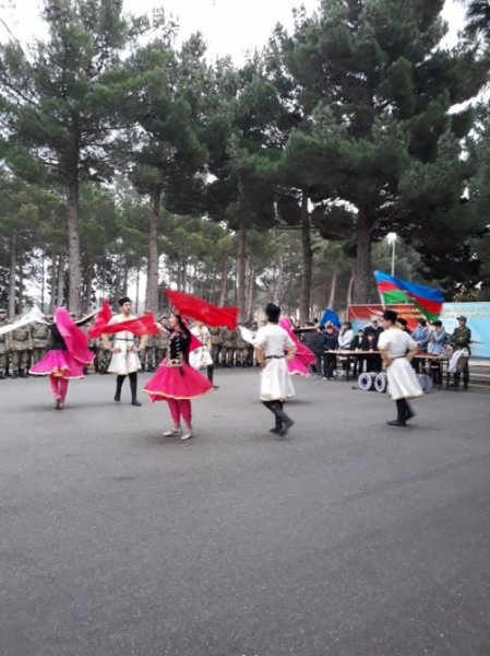 Sumqayıt kimyaçıları əsgərlərlə birlikdə bayram şənliyində - FOTO