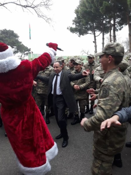 Sumqayıt kimyaçıları əsgərlərlə birlikdə bayram şənliyində - FOTO