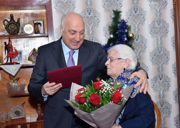 Zakir Fərəcov şəhər qurucularından olan Gülbahar Vəliyevanın evində qonaq olub
