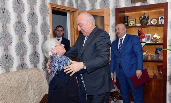 Zakir Fərəcov şəhər qurucularından olan Gülbahar Vəliyevanın evində qonaq olub