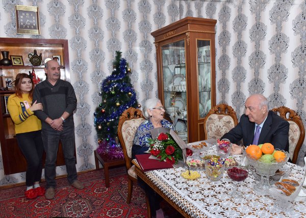 Zakir Fərəcov şəhər qurucularından olan Gülbahar Vəliyevanın evində qonaq olub