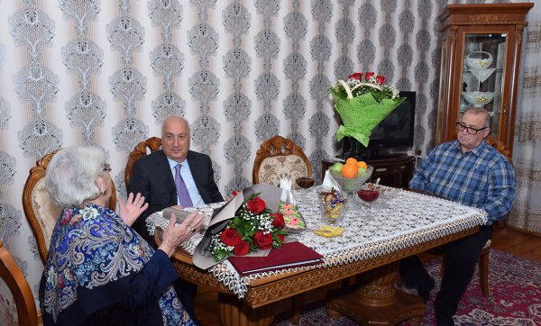 Zakir Fərəcov şəhər qurucularından olan Gülbahar Vəliyevanın evində qonaq olub