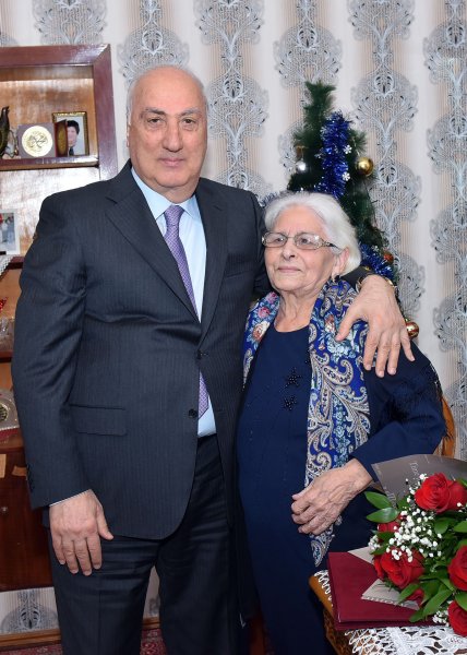 Zakir Fərəcov şəhər qurucularından olan Gülbahar Vəliyevanın evində qonaq olub