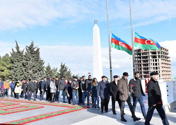 Sumqayıtlılar 20 Yanvar şəhidlərini andılar - FOTOLAR