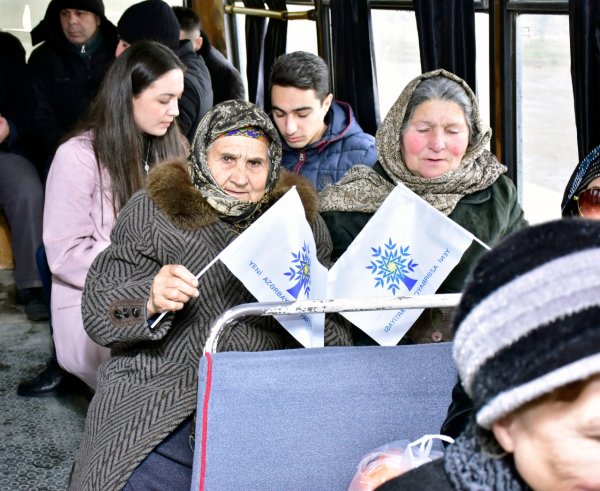Deputatlığa namizəddən maraqlı addım: Sumqayıt-Giləzi avtobusunda seçicilərinin müraciətlərini dinlədi (FOTOLAR) Deputatlığa namizəddən maraqlı addım: Sumqayıt-Giləzi avtobusunda seçicilərinin müraciətlərini dinlədi (FOTOLAR)