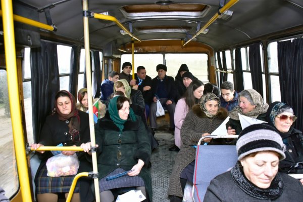 Deputatlığa namizəddən maraqlı addım: Sumqayıt-Giləzi avtobusunda seçicilərinin müraciətlərini dinlədi (FOTOLAR) Deputatlığa namizəddən maraqlı addım: Sumqayıt-Giləzi avtobusunda seçicilərinin müraciətlərini dinlədi (FOTOLAR)