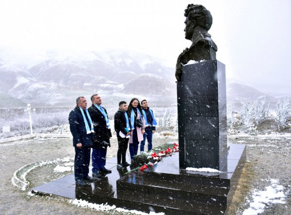 Deputatlığa namizəddən maraqlı addım: Sumqayıt-Giləzi avtobusunda seçicilərinin müraciətlərini dinlədi (FOTOLAR) Deputatlığa namizəddən maraqlı addım: Sumqayıt-Giləzi avtobusunda seçicilərinin müraciətlərini dinlədi (FOTOLAR)