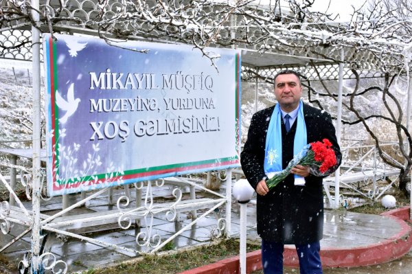 Deputatlığa namizəddən maraqlı addım: Sumqayıt-Giləzi avtobusunda seçicilərinin müraciətlərini dinlədi (FOTOLAR) Deputatlığa namizəddən maraqlı addım: Sumqayıt-Giləzi avtobusunda seçicilərinin müraciətlərini dinlədi (FOTOLAR)