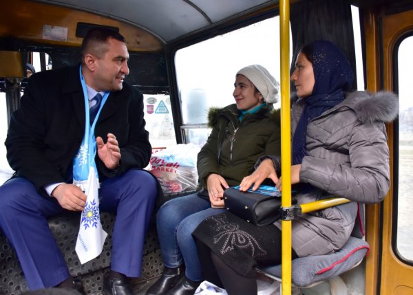 Deputatlığa namizəddən maraqlı addım: Sumqayıt-Giləzi avtobusunda seçicilərinin müraciətlərini dinlədi (FOTOLAR) Deputatlığa namizəddən maraqlı addım: Sumqayıt-Giləzi avtobusunda seçicilərinin müraciətlərini dinlədi (FOTOLAR)
