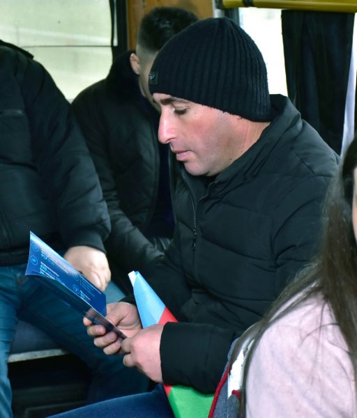 Deputatlığa namizəddən maraqlı addım: Sumqayıt-Giləzi avtobusunda seçicilərinin müraciətlərini dinlədi (FOTOLAR) Deputatlığa namizəddən maraqlı addım: Sumqayıt-Giləzi avtobusunda seçicilərinin müraciətlərini dinlədi (FOTOLAR)