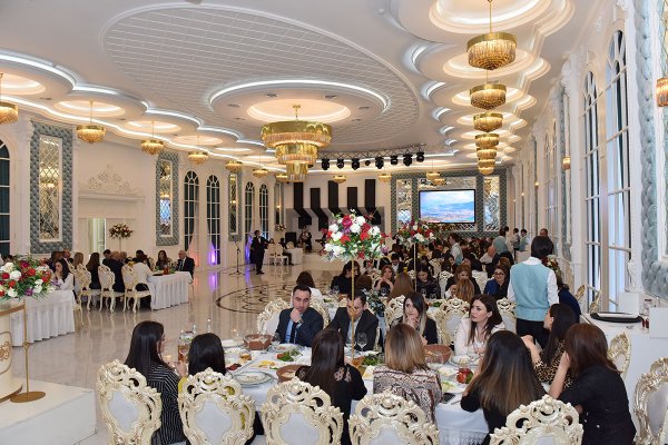 Sumqayıtın icra başçısı gənc müəllimləri təltif etdi - VİDEO (FOTOLAR)