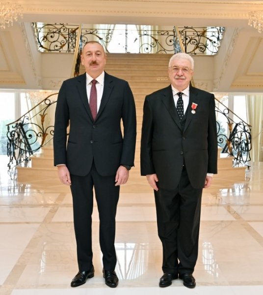 Prezident Qusmana ordenini təqdim etdi - FOTO