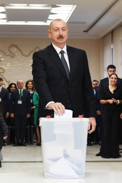 Prezident və ailəsi belə səs verdi - FOTOLAR