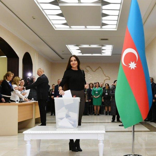 Prezident və ailəsi belə səs verdi - FOTOLAR