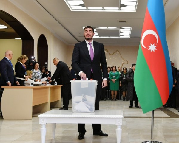 Prezident və ailəsi belə səs verdi - FOTOLAR