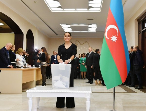Prezident və ailəsi belə səs verdi - FOTOLAR