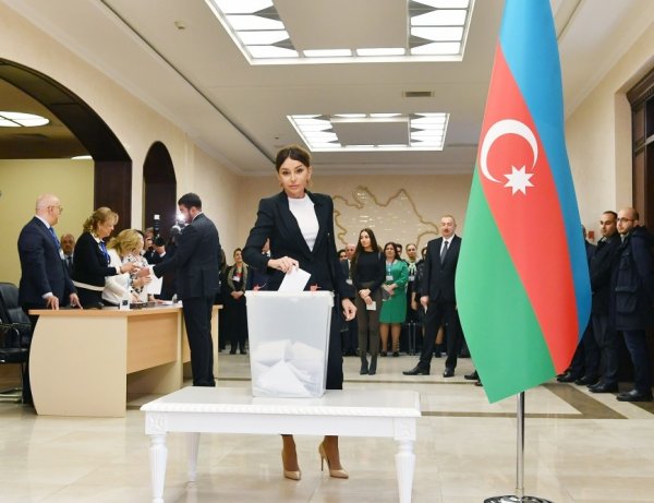 Prezident və ailəsi belə səs verdi - FOTOLAR
