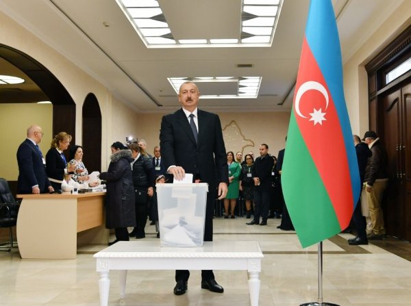 Prezident və ailəsi belə səs verdi - FOTOLAR